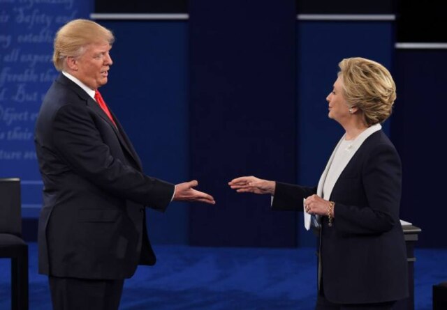 AFP PHOTO/Robyn Beck No debate presidencial das eleições americanas, Donald Trump interrompeu Hilary Clinton diversas vezes.