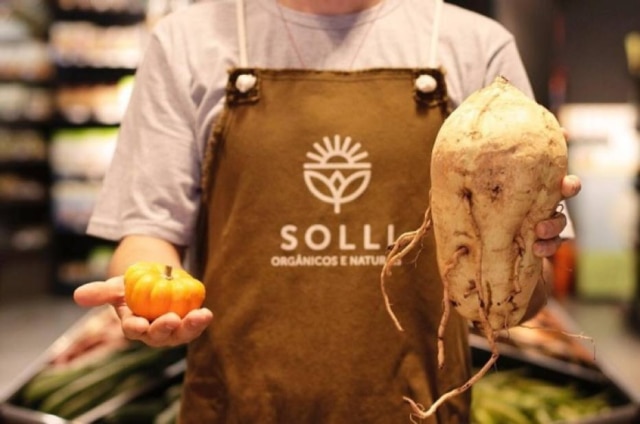 Thiago Fayrdin/Divulgação Hortifrúti do Solli tem variedade de legumes e verduras, incluindo pancs (plantas alimentícias não convencionais)