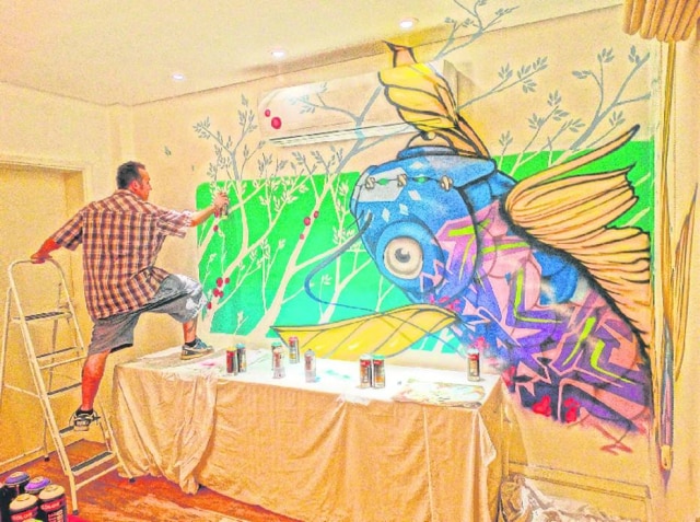 Estúdio Binho Ribeiro Binho Ribeiro em ação fazendo arte na parede e no ar-condicionado