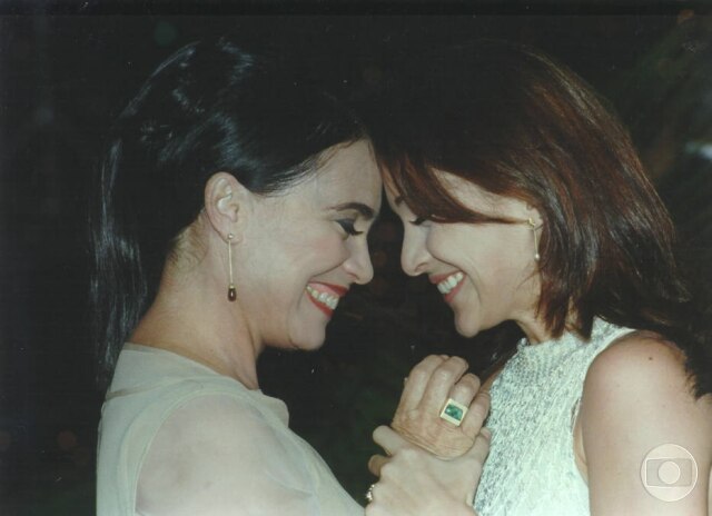 Acervo Globo A novela 'Por Amor' tomou conta das televisões brasileiras entre outubro de 1997 e maio de 1998. A trama girava em torno das protagonistas Helena e Duda (Maria Eduarda), mãe e filha na trama e na vida real, uma vez que eram interpretadas por Regina Duarte, então com 51 anos, e Gabriela Duarte, com 25. Ambas ficam grávidas praticamente ao mesmo tempo, e, para não ver a filha triste por perder o bebê, Helena decide trocar seus filhos com a ajuda de um médico, dando início ao desenrolar da história. Veja a seguir como eram e como estão os principais artistas que fizeram parte da novela!