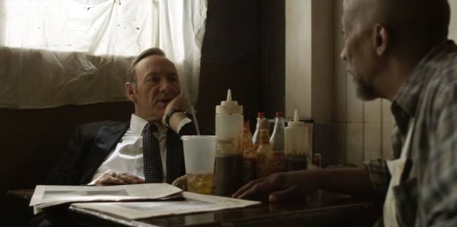 Reprodução de cena da série 'House of Cards' (2013) / Netflix O presidente Frank Underwood é o principal cliente do restaurante de Freddy em 'House of Cards'