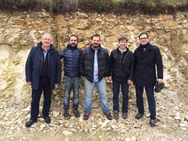 Alto Las Hormigas|Divulgação Na foto, o enólogo chileno Leonardo Erazo (segundo da esq. para a dir.) com a equipe de produção dos vinhos Alto Las Hormigas em Cahors, na França