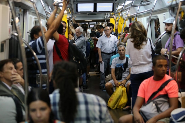 Tiago Queiroz/ESTADÃO Atriz paulistana cantou 'Evidências' nas linhas 4 - Amarela e 2 - Verde do metrô.