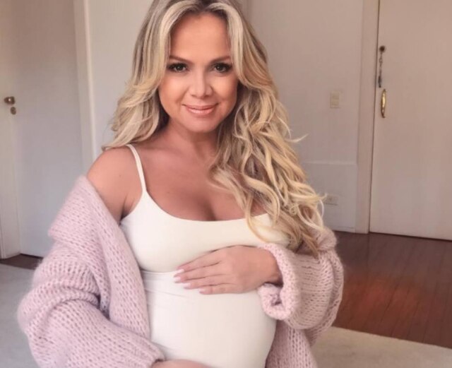 Instagram/@Eliana Eliana deu à luz Manuela, sua segunda filha, após ter complicações durante a gravidez.
