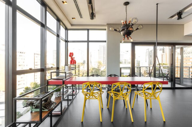 Eduardo Macários A mesa da sala de refeições, suspensa e revestida de laminado, em contraste com as cadeiras assinadas por Konstantin Grcic