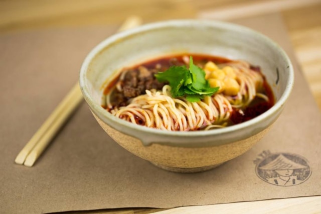 Caio Barbosa Dan Dan Noodles, com carne de porco, molho picante e conserva de pepino