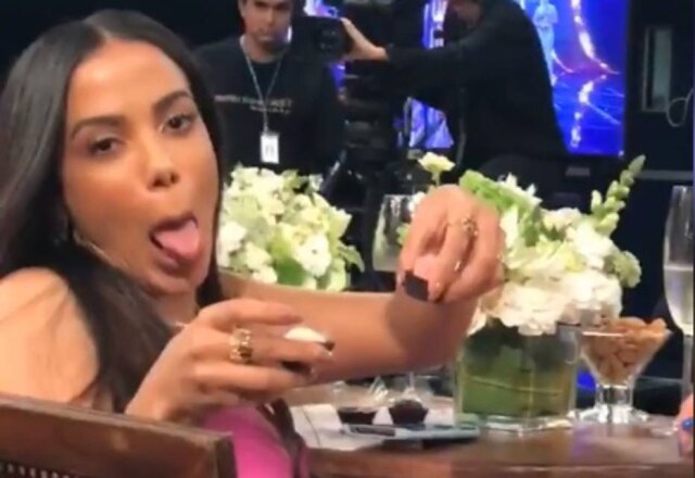 Instagram / @ivetesangalo Anitta