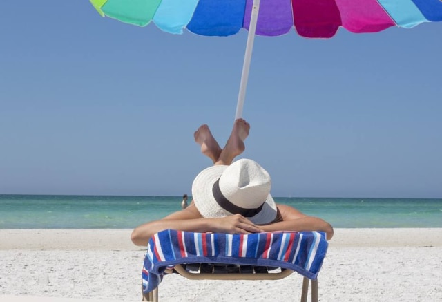 Pixabay A primeira dica para aproveitar a praia é não 'torrar' no sol. Portanto, evite ficar exposto das 10h às 16h no horário de verão e das 9h às 15h no horário normal