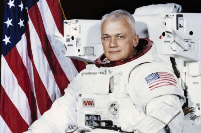 Nasa via AP Bruce McCandless foi um astronauta altamente reconhecido pela Nasa