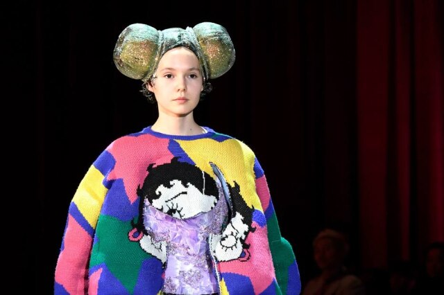 AFP Photo/Bertrand Guay Penteados futuristas e cobertos por brilho foram destaque na passarela da francesa Comme Des Garçons