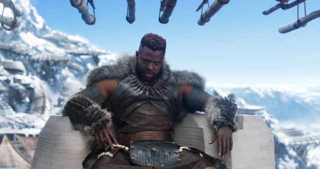 Reprodução de cena do filme 'Pantera Negra'/Marvel Studios/Divulgação Um garoto chamou a atenção dos atores do filme 'Pantera Negra' ao imitar a primeira cena em que o personagem M'Baku aparece na produção