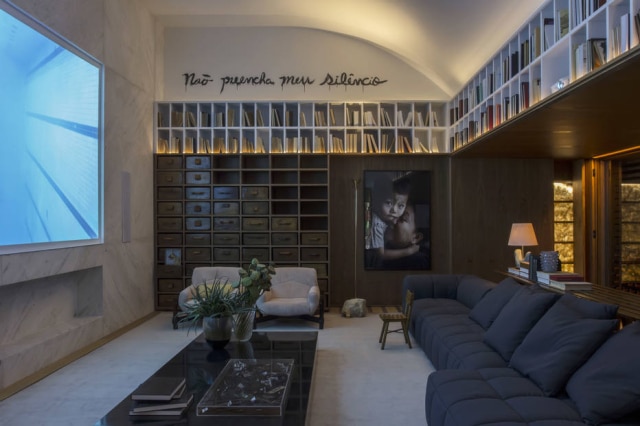 Zeca Wittner/Estadão À esquerda, Home Family, do BC Arquitetos, com arte de Patrícia Bigarelli acima da estante de livros, que percorre todo o ambiente