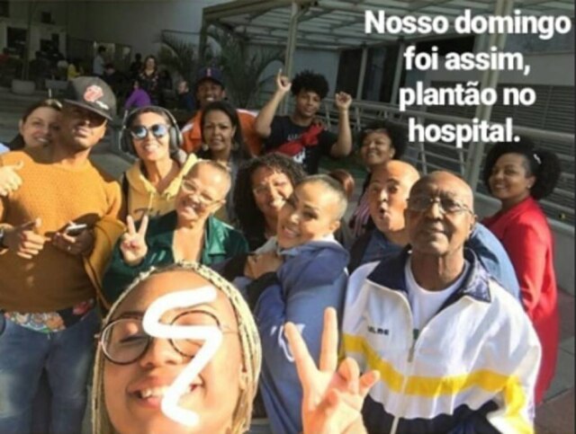 Instagram / @talitadeisinha Familiares de Deise, do Fat Family, a visitam no hospital.