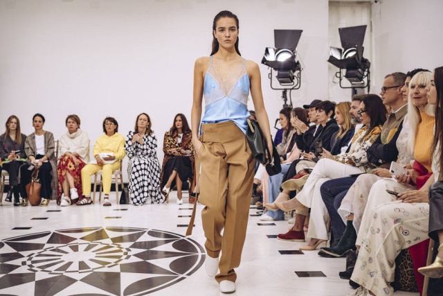 Tom Jamieson/The New York Times Modelo durante o desfile de primavera/verão 2019 da grife Victoria Beckham