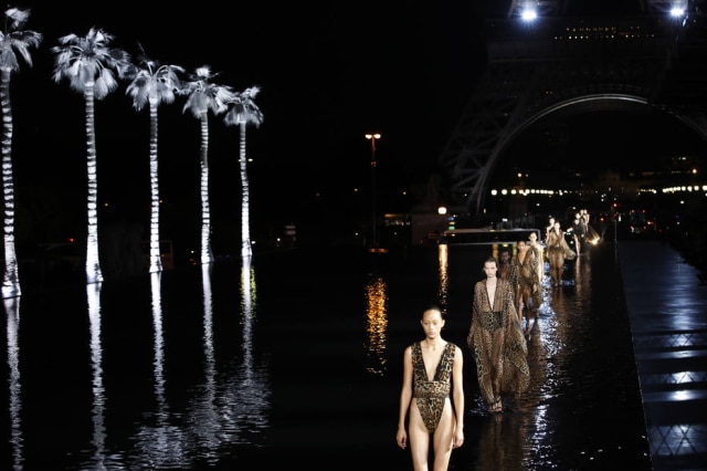 Christophe Ena/AP Photo O belo cenário do desfile da Saint laurent, em Paris, com a torre Eiffel ao fundo