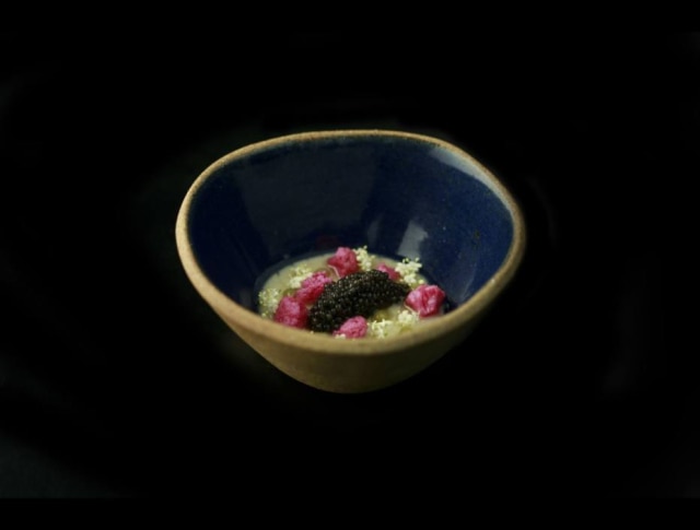 Panna Cotta de couve-flor, mel de mandac?aia, caviar de quiabo, alcaparras e flor de sabugueiro, do Tuju