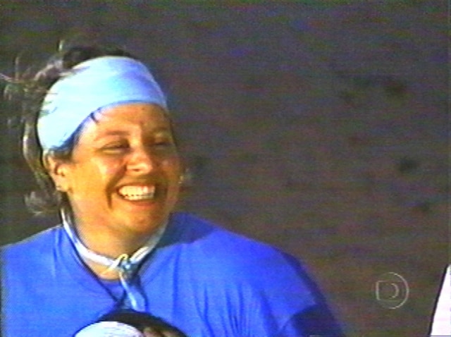 Reprodução de 'No Limite' (2000) TV Globo Elaine durante sua participação no programa 'No Limite'