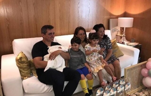 Instagram/@kikasatorahal Kika, mãe da apresentadora Sabrina Sato, e os tios e priminhos de Zoe.