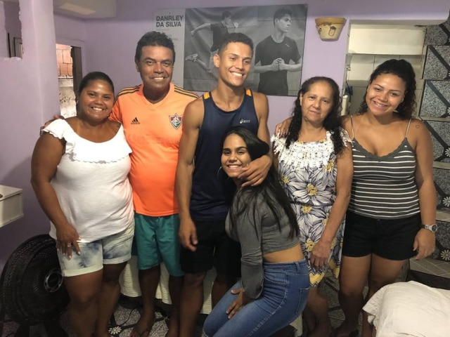 Luana Ferreira / Gshow / Divulgação Nascido e criado na Rocinha, no Rio de Janeiro, Danrley vende picolés na praia. "Não sou só o primeiro da minha família a entrar em uma faculdade, mas também fui o primeiro a terminar o Ensino Médio”.