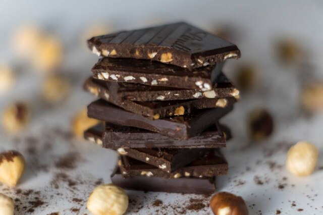 Chocolates com mais de 65% de cacau são ricos em polifenóis e ajudam na dieta sirt.