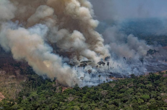 Victor Moriyama/ Greenpeace/ AFP Incêndio registrado em 24 de agosto na floresta amazônica de Candeias do Jamari, próximo a Porto Velho, em Rondônia