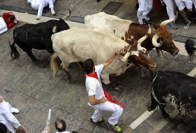 Eloy Alonso / Reuters A foto é de uma corrida de touros em Pamplona, em julho de 2014. Na ocasião, quatro pessoas foram hospitalizadas no primeiro dia do evento.