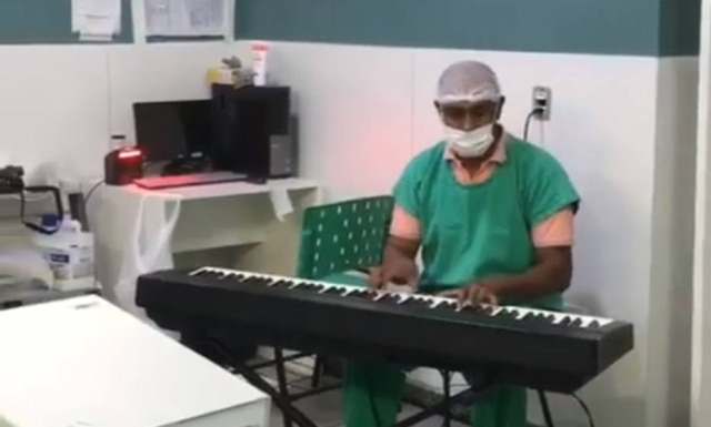 Facebook / Santa Casa de Misericórdia de Ouro Preto Roger Silva tocou teclado para mulher durante o nascimento do filho Francisco.