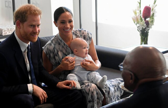 REUTERS/Toby Melville/Pool Príncipe Harry, Meghan Markle, Archie e o arcebispo Desmond Tutu.