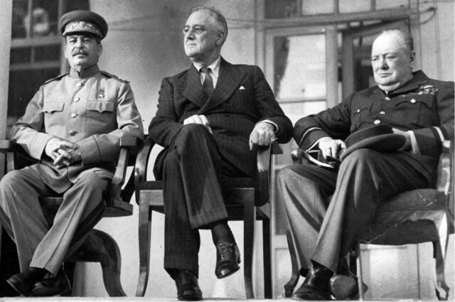 Reprodução Durante a 2ª Guerra Mundial, os líderes das potências aliadas, Josef Stalin (União Soviética), Franklin Delano Roosevelt (Estados Unidos) e Winston Churchill (Reino Unido), reunem-se em Teerã para discutir estratégias contra os nazistas, 1943