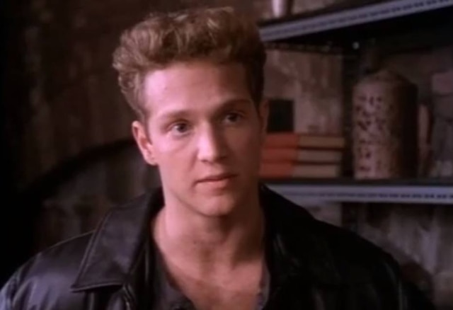 Reprodução de 'Highlander: The Series' (1992) / Rysher Entertainment Stan Kirsch como Richie Ryan em cena de 'Highlander'.