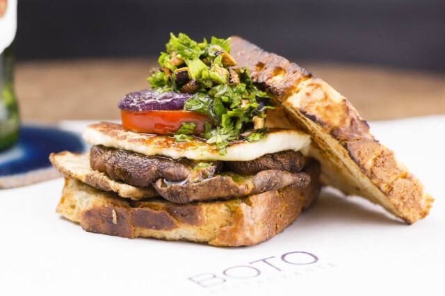 Bruno Sotto Sanduíche de cogumelos grelhados, salsa de verde e queijo coalho do restaurante Boto.
