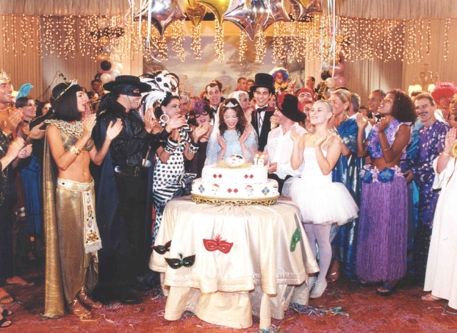 Eliane Heeren / Globo / Divulgação Elenco de 'Laços de Família' reunido em festa à fantasia pelo aniversário de Estela (Júlia Almeida) no último capítulo da trama.