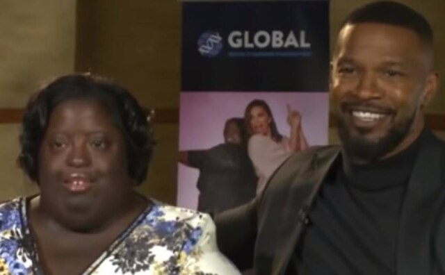 YouTube / @extratv Jamie Foxx ao lado de sua irmã, Deondra, que teve a morte anunciada em outubro de 2020