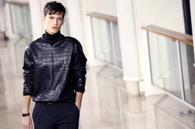 Patrick Kovarik/Agence-France Presse Jaqueta bomber de crocodilo no desfile de outono 2015 da francesa Hermès