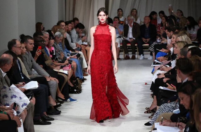 AFP PHOTO/TREVOR COLLENS Oscar de la Renta