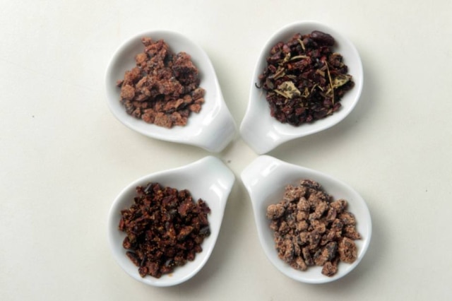 Felipe Rau|Estadão Em sentido horário, a partir do alto à direita, nibs com ervas, nibs com açúcar, nibs com curry e páprica e nibs com cravo e canela