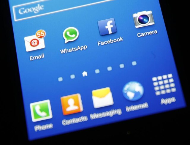 Dado Ruvic/ Reuters Motorista de ônibus usa o WhatsApp para avisar passageiros sobre os horários da linha