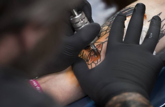 Linda Davidson/The Washington Post Tinta de tatuagem que está sendo desenvolvida pelo MIT e pela Harvard mostra alterações no sangue.