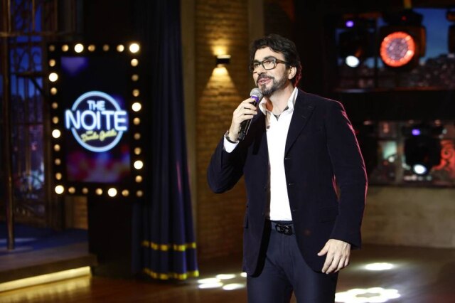 Gabriel Cardoso/SBT Padre Fábio de Melo no 'The Noite', com Danilo Gentili.