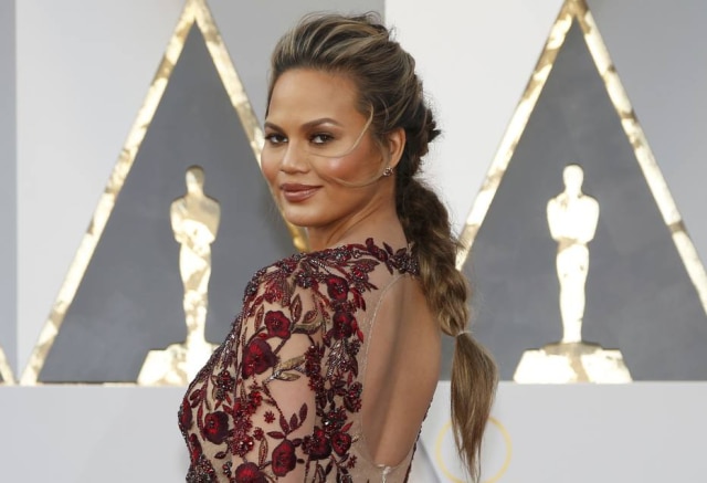 REUTERS/Lucy Nicholson Chrissy Teigen estava determinada a fazer um bolo de banana e, para isso, contou com a ajuda de seus seguidores no Twitter.