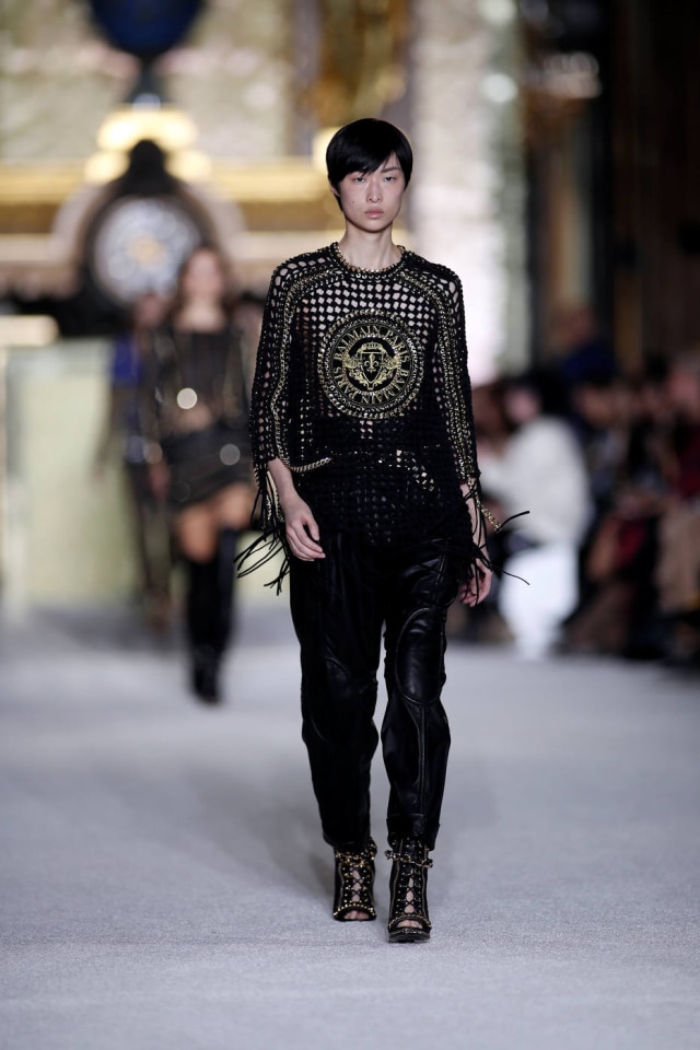 Benoit Tessier/REUTERS No desfile da Balmain, as franjas apareceram apenas em detalhes nas mangas