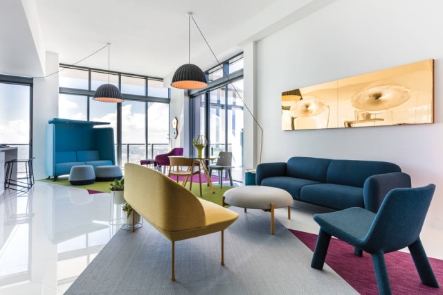 Kris Tamburello A arte geométrica inspirou os designers da Cable Design a desconstruir as linhas entre pintura, escultura e design de interiores neste projeto. Já, paleta de cores é restrita, com tons de azul pastel e amarelo