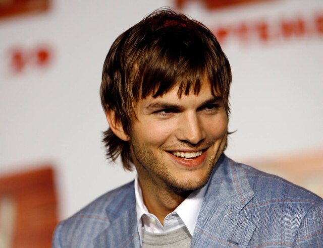 Mario Anzuoni/Reuters O ator Ashton Kutcher revelou que ele e sua esposa, a atriz Mila Kunis, não deixarão suas fortunas para os filhos