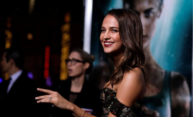 Mario Anzuoni/Reuters Fãs defenderam a atriz Alicia Vikander após ela ser criticada por não ter seios grandes o suficiente para interpretar a personagem Lara Croft em 'Tomb Raider'