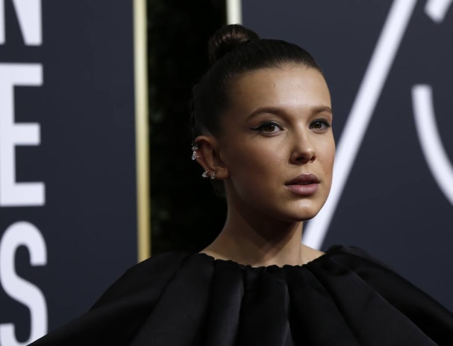 Mario Anzuoni/Reuters A atriz Millie Bobby Brown confortou um fã que não recebeu nenhum convidado na sua festa de aniversário temática sobre 'Stranger Things'