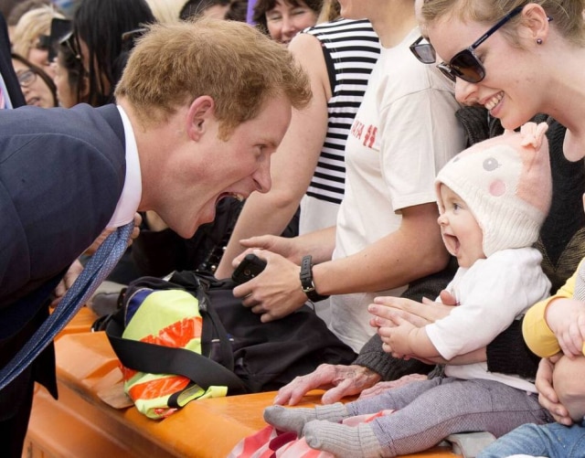 Tim Rooke/Shutterstock A foto do príncipe Harry brincando com um bebê que surpreendeu o fotógrafo Tim Rooke