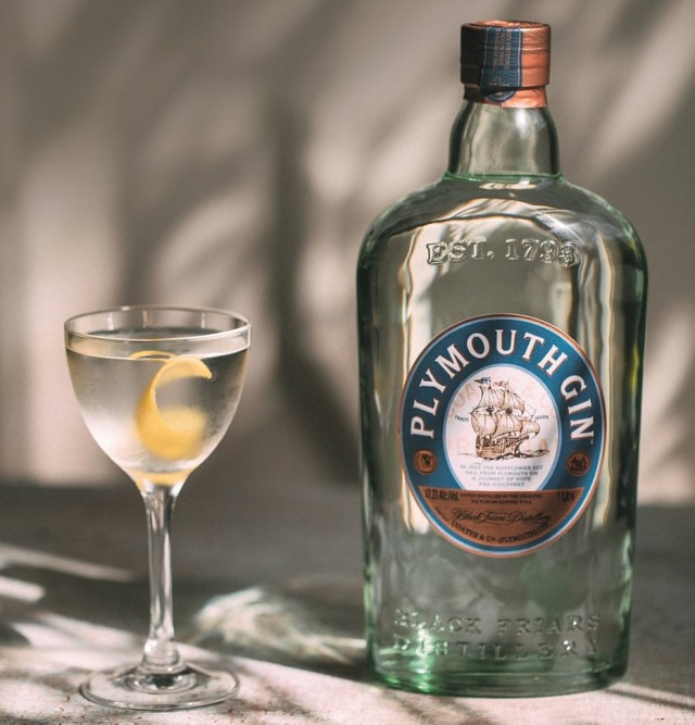 Plymouth Gin O Plymouth Gin sabor suave e levemente cítrico e é muito recomendado por bartenders para fazer o clássico drinque Dry Martini.