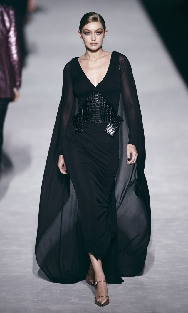 Andres Kudacki/AP Photo Gigi Hadid vestiu look todo preto no desfile de Tom Ford
