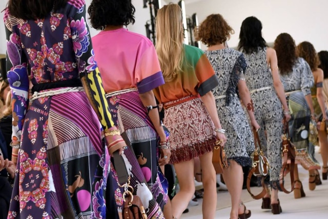 Alain JOCARD/AFP A entrada final das modelos, com peças em seda estampada e tapeçaria