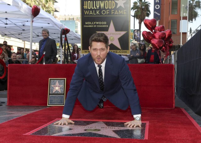 Willy Sanjuan / Invision / AP Michael Bublé comemora sua estrela na Calçada da Fama em Hollywood.